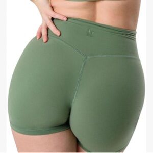 BNWT Kamo Fitness Featherlite Enhance 6” Shorts